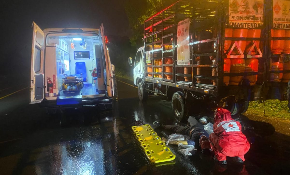 Santo Domingo motociclista fallece tras choque con camión en la vía a Quevedo