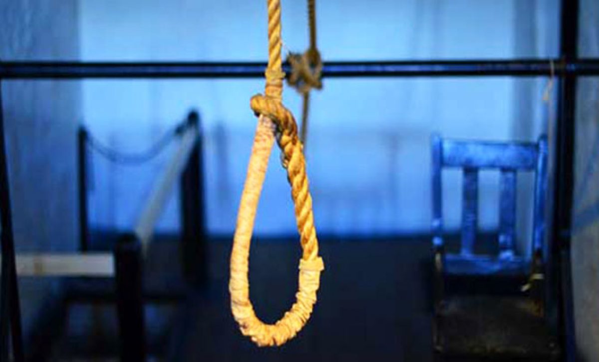 Se-ahorca-en-su-casa-con-un-ventilador