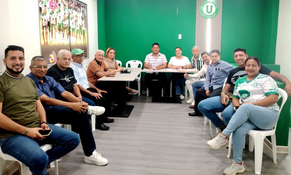 Socios de Liga de Portoviejo que asistieron este jueves a la oficina del club.