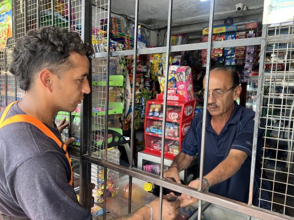 Víctor Rosas, dijo que las cadenas de tienda nacional han afectado sus ventas.