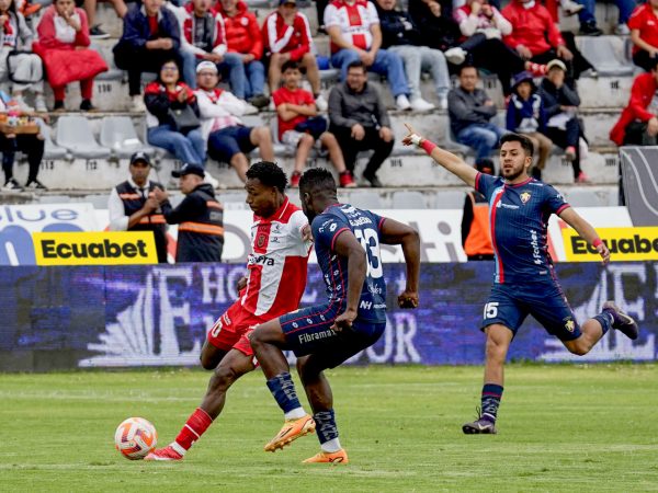 Técnico Universitario y El Nacional empatan sin goles en Ambato.
