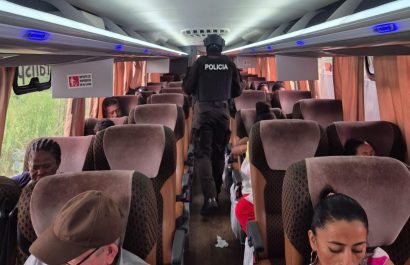 Terror en la carretera hombres armados asaltan un bus y huyen en segundos en Santo Domingo