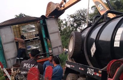 Tráiler atascado y otro cargado con miles de galones lo que halló la Policía en Santo Domingo