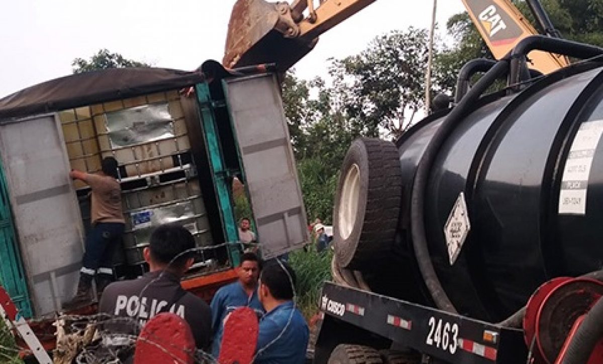 Tráiler atascado y otro cargado con miles de galones lo que halló la Policía en Santo Domingo