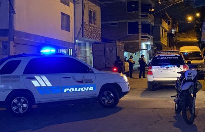 Tres hombres, entre ellos un taxista, resultaron asesinados la noche del sábado 15 de noviembre de 2025 en dos hechos violentos separados en la ciudad de Manta.