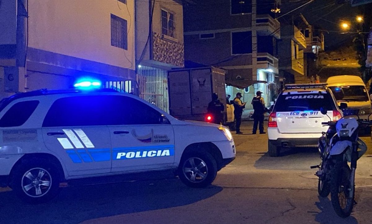 Tres hombres, entre ellos un taxista, resultaron asesinados la noche del sábado 15 de noviembre de 2025 en dos hechos violentos separados en la ciudad de Manta.