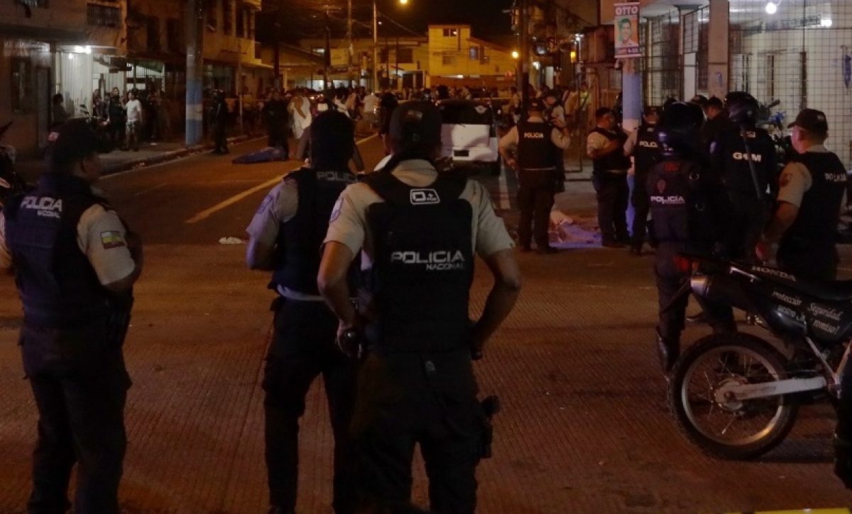 Tres personas asesinadas dejó un ataque armado ocurrido la noche del lunes 15 de diciembre en el sur de Quito.
