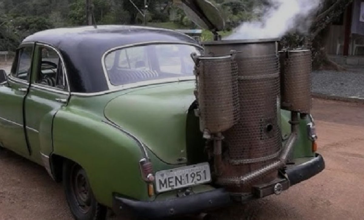 Un Chevrolet Styleline Deluxe de 1952, modificado para operar exclusivamente con leña, se mantiene como el único vehículo de su tipo en Brasil.Un Chevrolet Styleline Deluxe de 1952, modificado para operar exclusivamente con leña, se mantiene como el único vehículo de su tipo en Brasil.