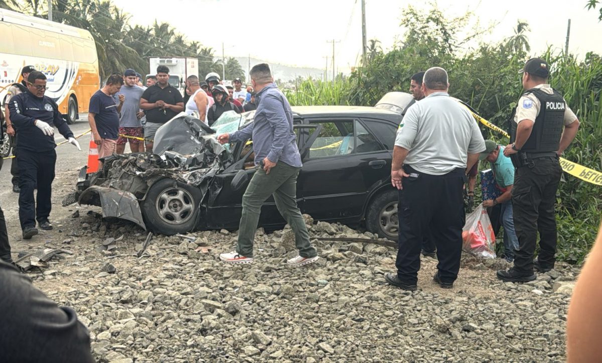 Un accidente de tránsito registrado en el ingreso al cantón Rocafuerte, en la provincia de Manabí, cobró la vida de dos mujeres y un hombre, todos adultos.