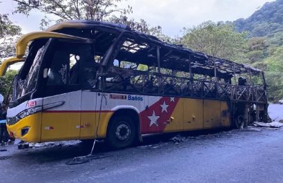 Un bus de la Cooperativa de Transporte Baños se incendió la madrugada del lunes 5 de enero de 2025, antes de llegar a la ciudad de Baeza,