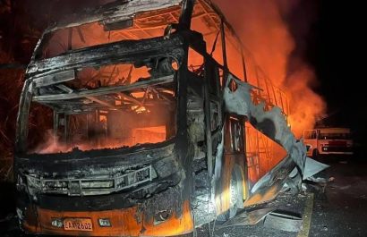 Un bus de la cooperativa Trans Esmeraldas, con cerca de 50 pasajeros a bordo, se incendió completamente cerca de la medianoche del martes 28 de octubre de 2025. Un bus de la cooperativa Trans Esmeraldas, con cerca de 50 pasajeros a bordo, se incendió completamente cerca de la medianoche del martes 28 de octubre de 2025.