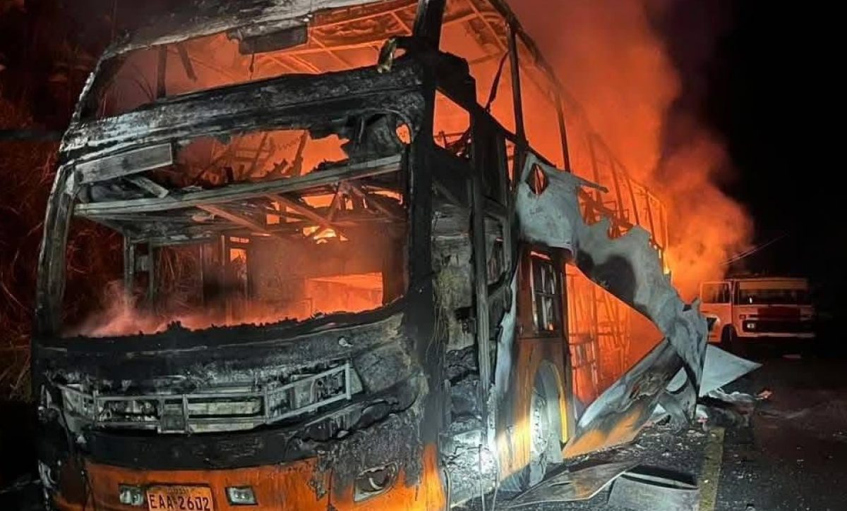 Un bus de la cooperativa Trans Esmeraldas, con cerca de 50 pasajeros a bordo, se incendió completamente cerca de la medianoche del martes 28 de octubre de 2025. Un bus de la cooperativa Trans Esmeraldas, con cerca de 50 pasajeros a bordo, se incendió completamente cerca de la medianoche del martes 28 de octubre de 2025.