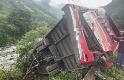 Un bus de transporte interprovincial se precipitó a un barranco este jueves 25 de diciembre en el kilómetro 63 de la vía Alóag-Santo Domingo,