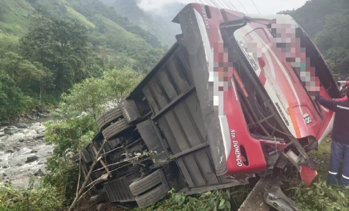 Un bus de transporte interprovincial se precipitó a un barranco este jueves 25 de diciembre en el kilómetro 63 de la vía Alóag-Santo Domingo,