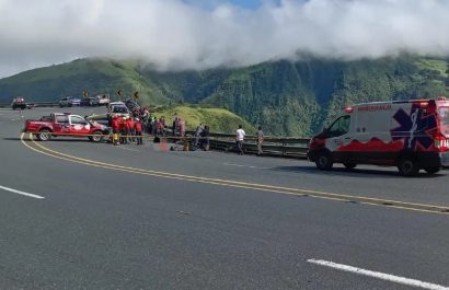 Un camión y un automóvil cayeron la mañana de este miércoles 19 de noviembre al abismo en el kilómetro 19 de la carretera Alóag-Santo Domingo.