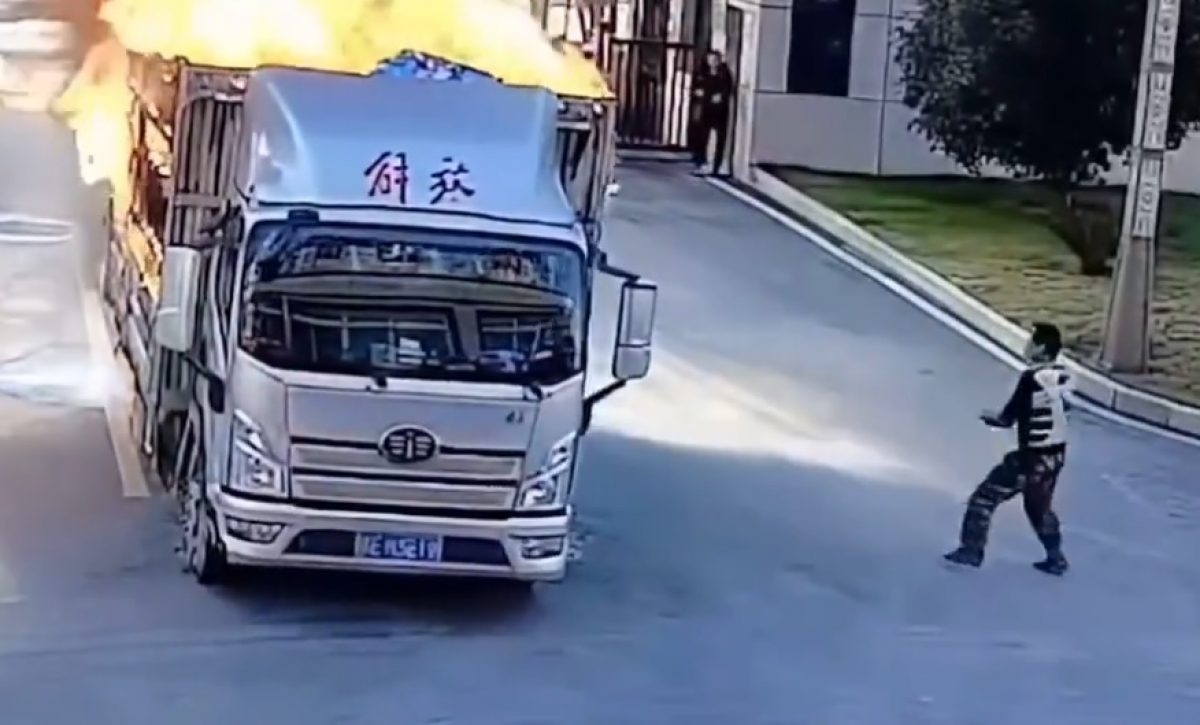 Un conductor en Jiangxi, China, llevó su camión cargado de aceite de pino y envuelto en llamas, directamente a una estación de bomberos.