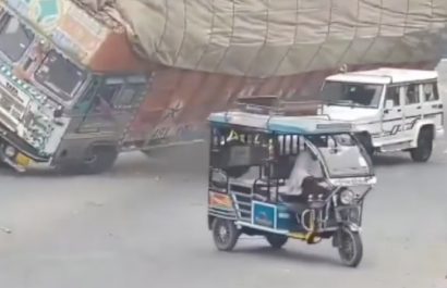 Un conductor perdió la vida de manera instantánea cuando un camión cargado con material de construcción volcó y cayó sobre su auto.