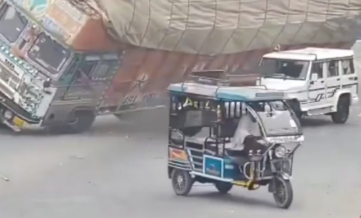 Un conductor perdió la vida de manera instantánea cuando un camión cargado con material de construcción volcó y cayó sobre su auto.