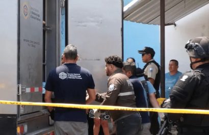 Un cuerpo decapitado y en avanzado estado de descomposición se encontró dentro de una lancha en la playa El Matal, cantón Jama, provincia de Manabí.