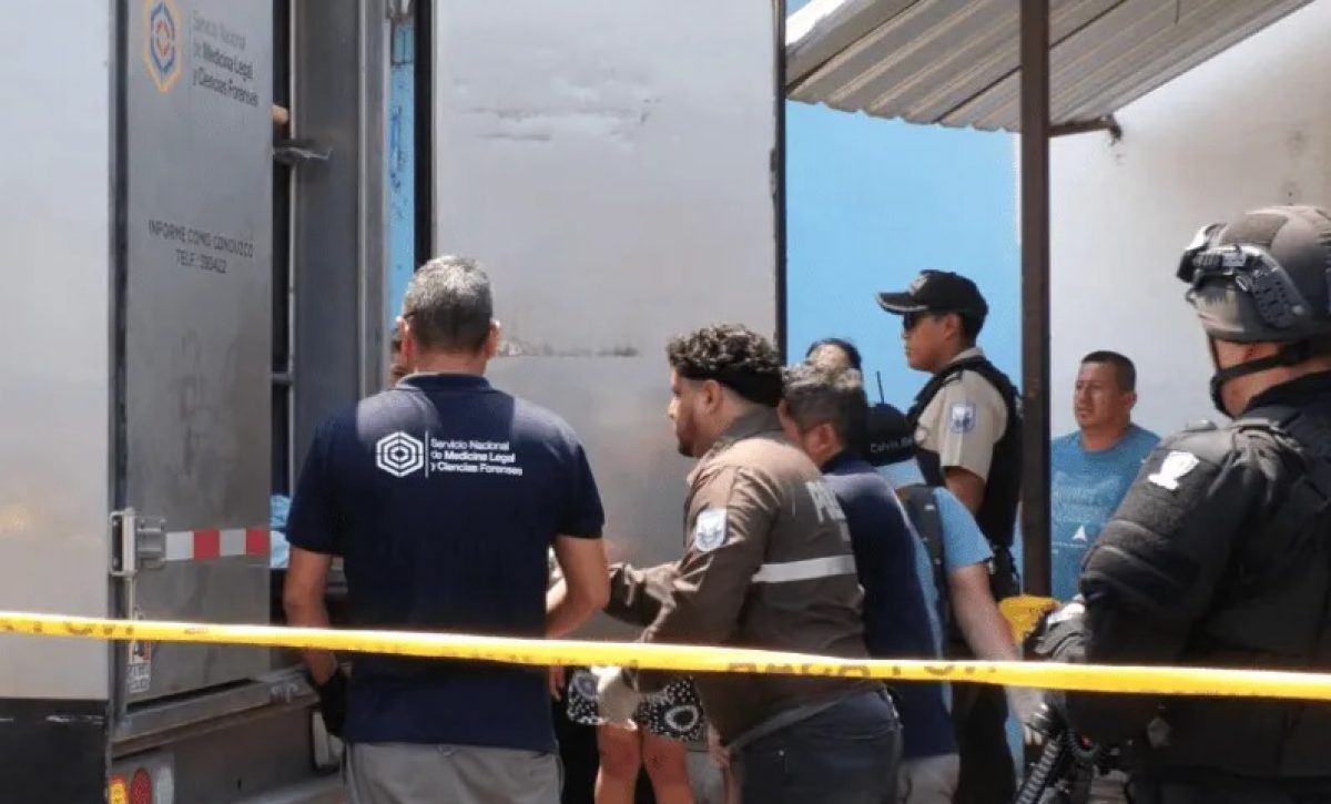 Un cuerpo decapitado y en avanzado estado de descomposición se encontró dentro de una lancha en la playa El Matal, cantón Jama, provincia de Manabí.