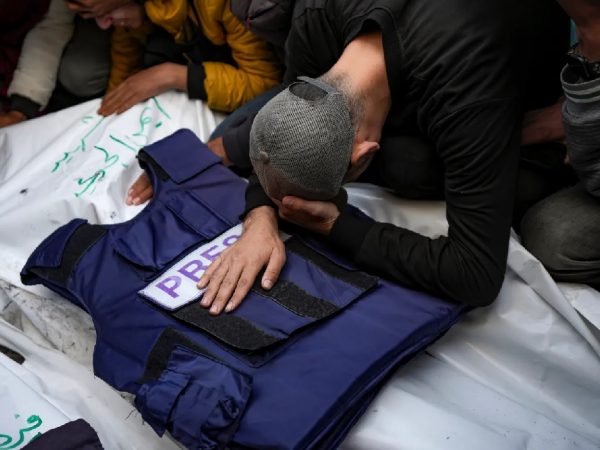 Un doble bombardeo israelí contra el Hospital Nasser en la Franja de Gaza dejó al menos 20 personas muertas, incluidos cinco periodistas.