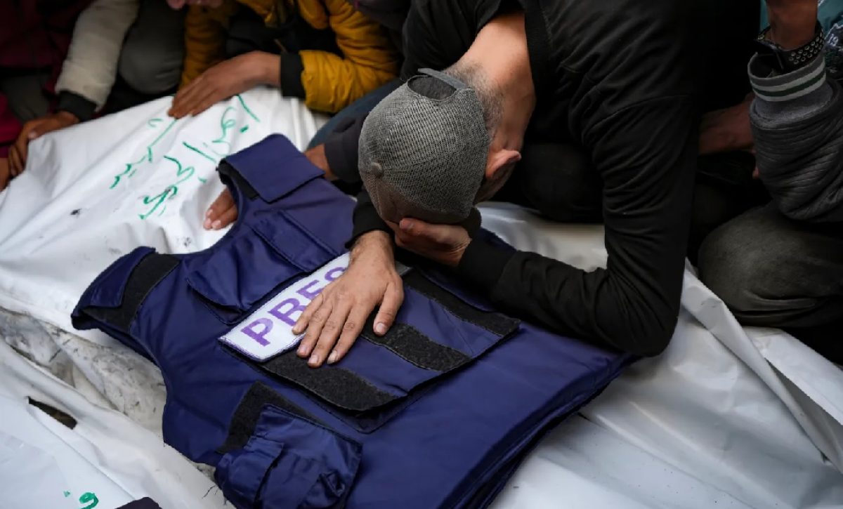 Un doble bombardeo israelí contra el Hospital Nasser en la Franja de Gaza dejó al menos 20 personas muertas, incluidos cinco periodistas.