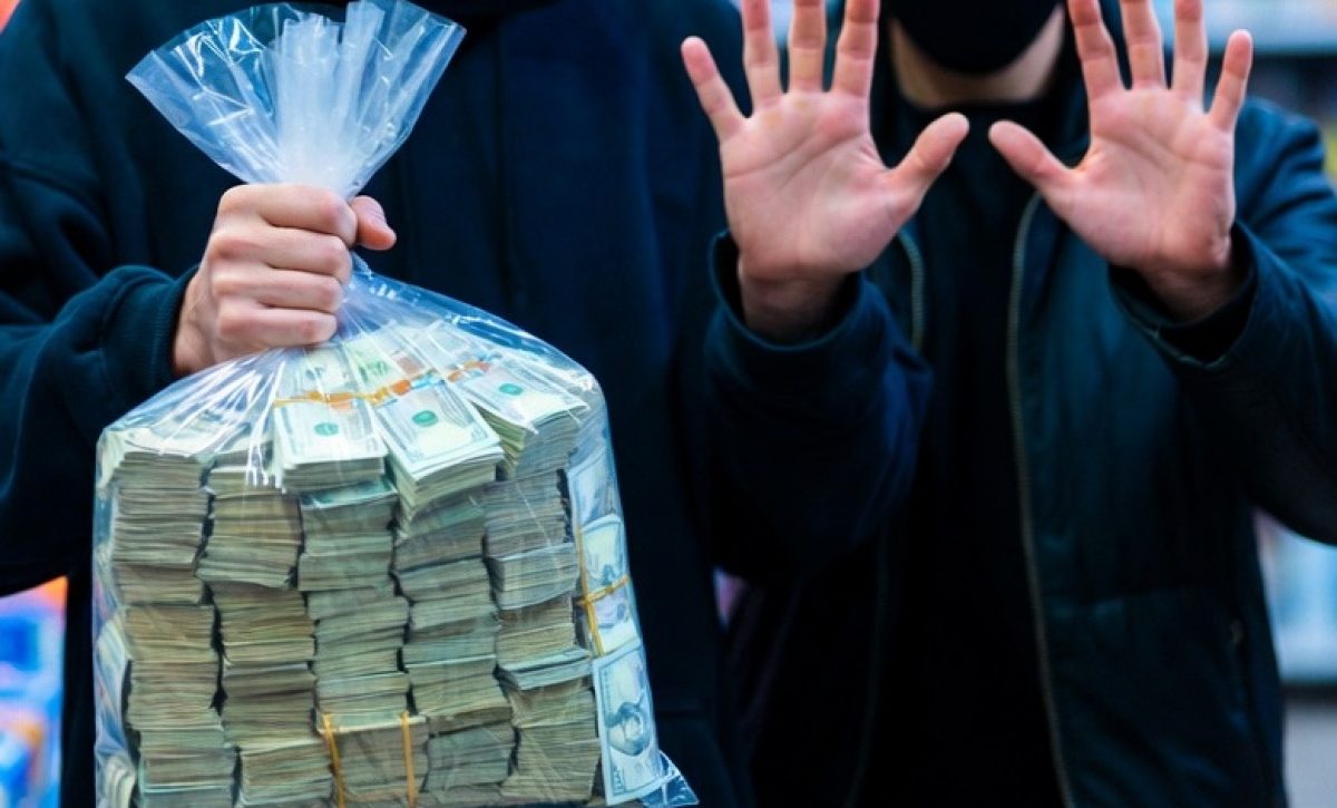 Un grupo de sacapintas robó aproximadamente 100 mil dólares a dos ciudadanos chinos y un ecuatoriano tras un retiro bancario.