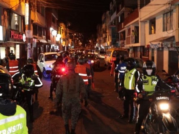 Un hombre falleció y dos personas resultaron heridas tras un ataque armado perpetrado por dos sicarios en una motocicleta.