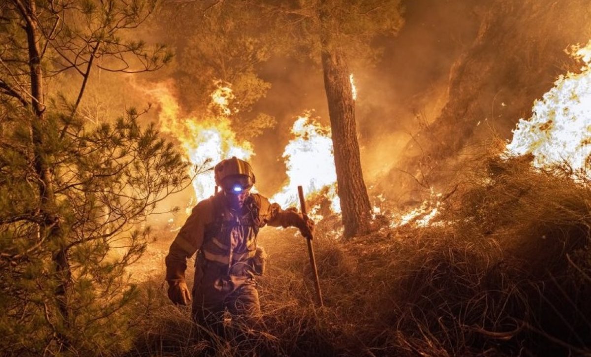 Un hombre falleció y miles de personas han resultado evacuadas en España debido a una serie de incendios forestales que azotan varias regiones.