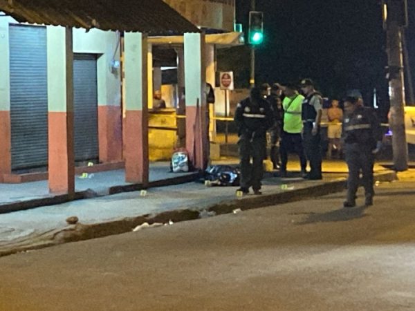 Un hombre fue asesinado mientras comía en un puesto de chuzos en Manta, provincia de Manabí.