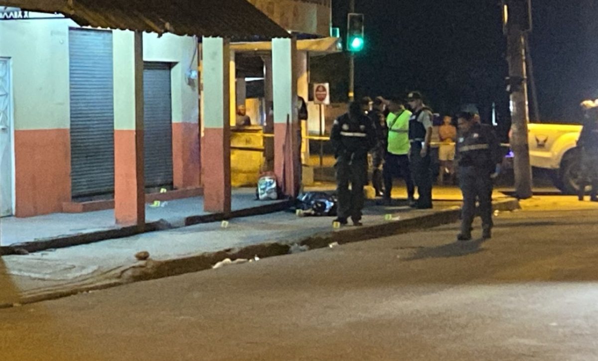 Un hombre fue asesinado mientras comía en un puesto de chuzos en Manta, provincia de Manabí.