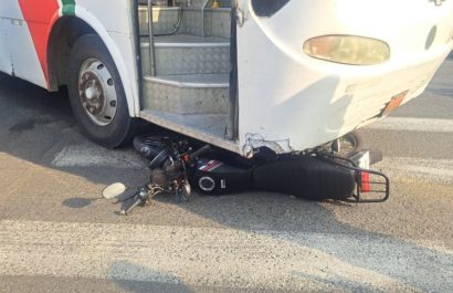 Un hombre resultó herido cuando su moto y un bus colisionaron, el accidente se registró en Portoviejo. (El Diario)