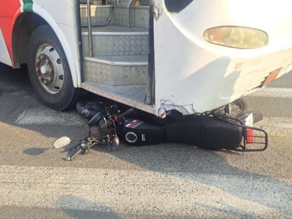 Un hombre resultó herido cuando su moto y un bus colisionaron, el accidente se registró en Portoviejo. (El Diario)
