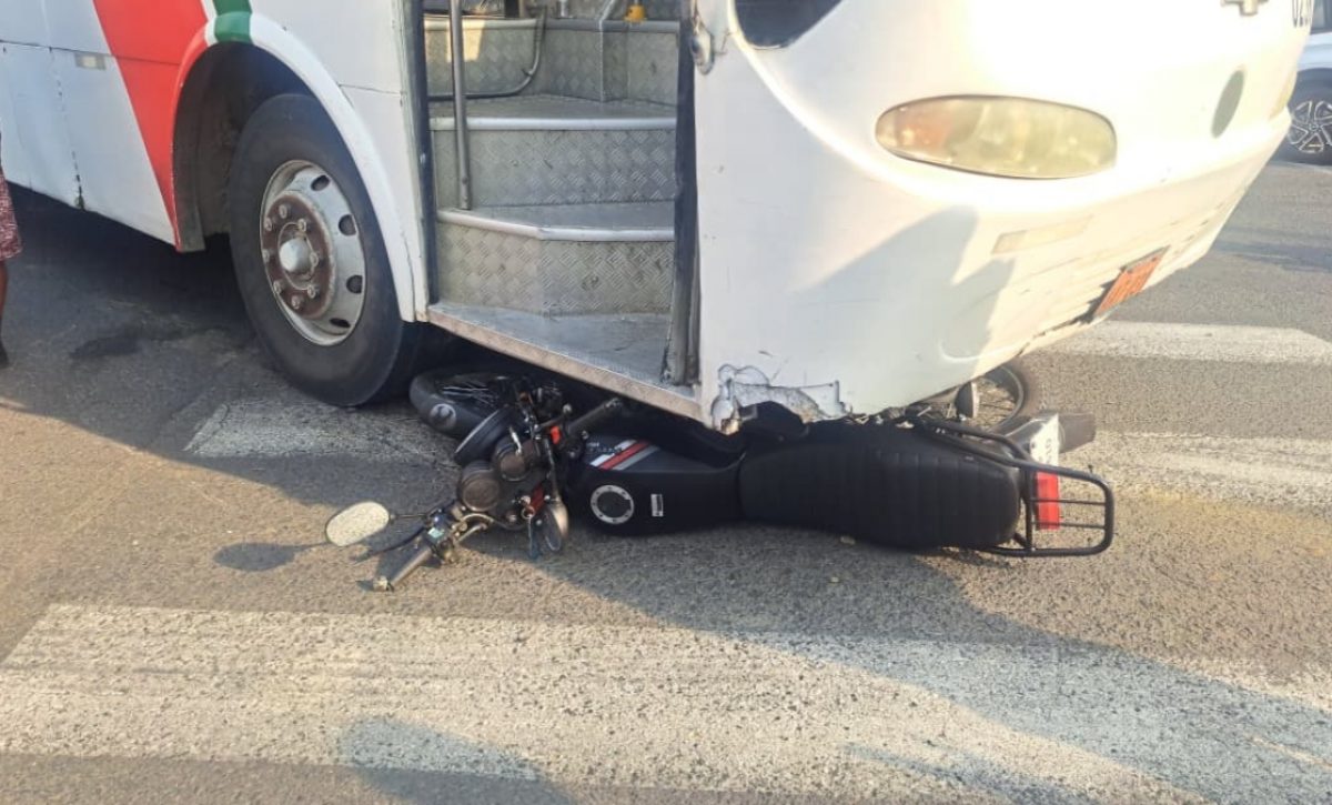 Un hombre resultó herido cuando su moto y un bus colisionaron, el accidente se registró en Portoviejo. (El Diario)