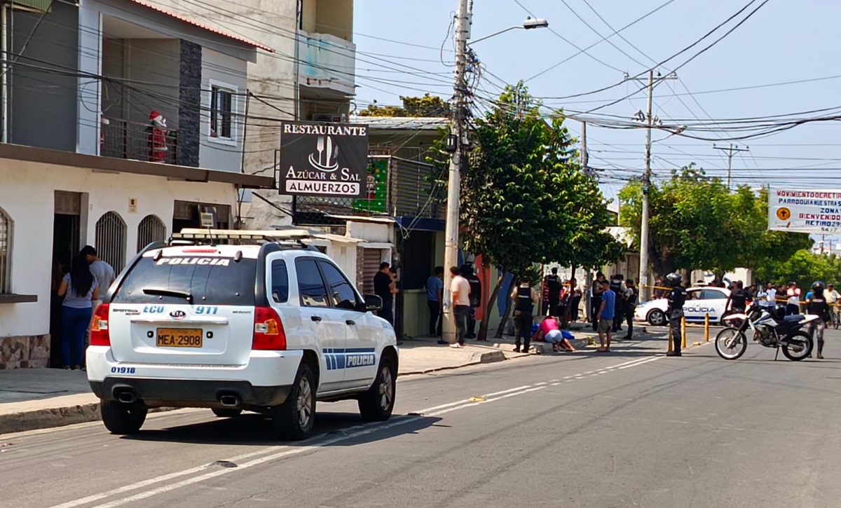Un hombre terminó asesinado a balazos cerca de las 13h00 de este miércoles 10 de diciembre en la avenida 30 y calle 16 de Manta.