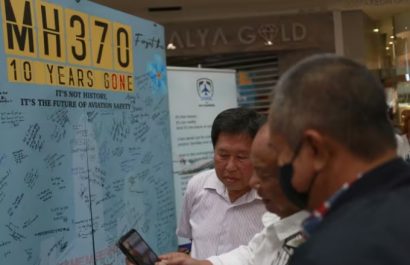 Un memorial para conmemorar a los pasajeros del vuelo MH370 una década después de su desaparición. FOTO: Europa Press.