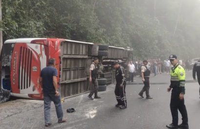 Un muerto y 28 personas heridas dejó el volcamiento de un bus de transporte interprovincial este lunes 15 de diciembre en la vía Balsas–Saracay.