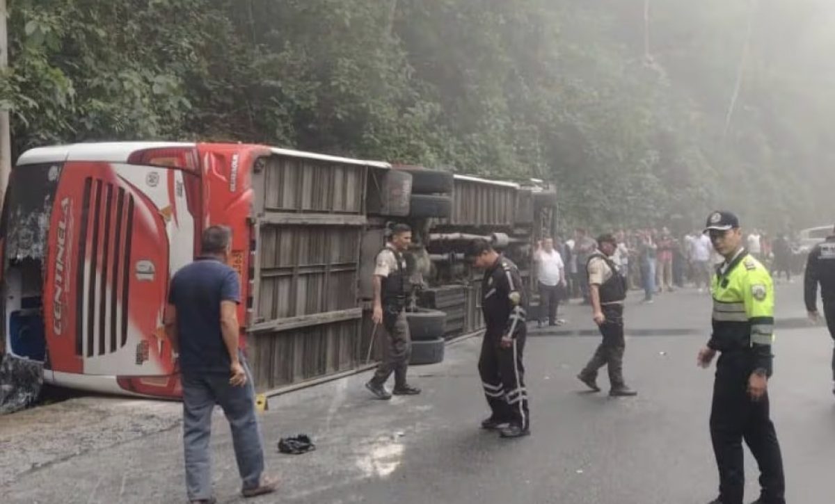 Un muerto y 28 personas heridas dejó el volcamiento de un bus de transporte interprovincial este lunes 15 de diciembre en la vía Balsas–Saracay.