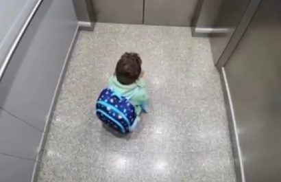 El niño se arrodilló y le pidió a Dios que lo ayude ya que tenía miedo.