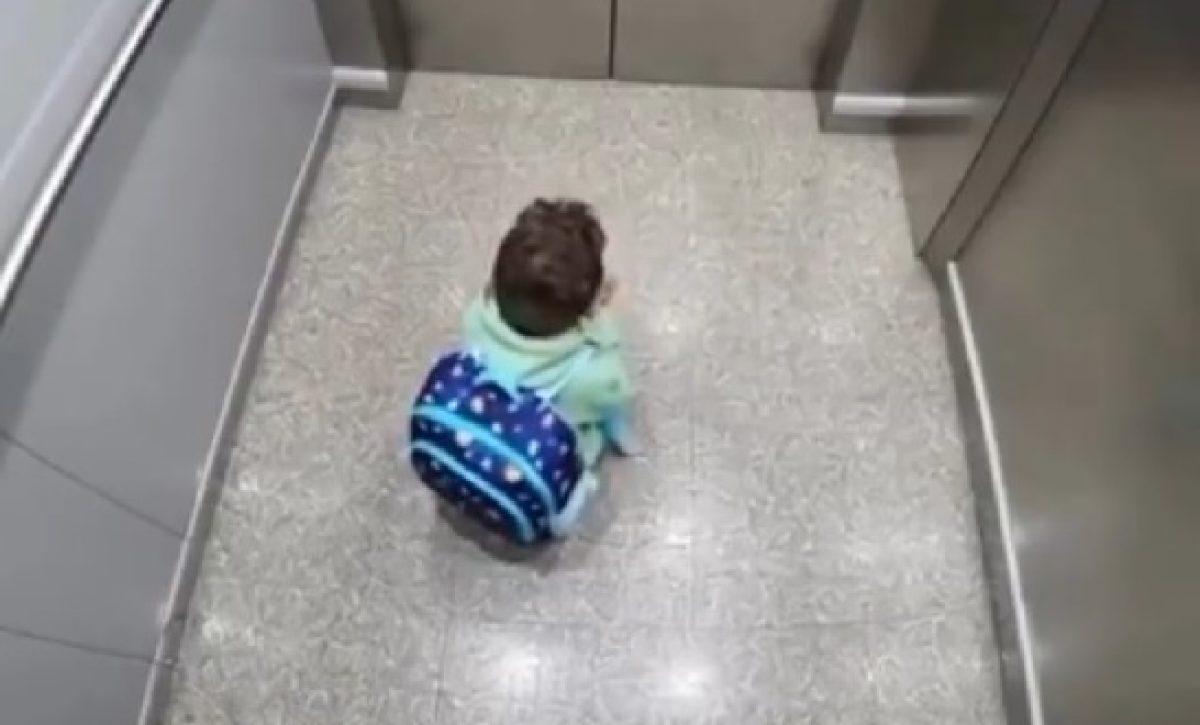 El niño se arrodilló y le pidió a Dios que lo ayude ya que tenía miedo.