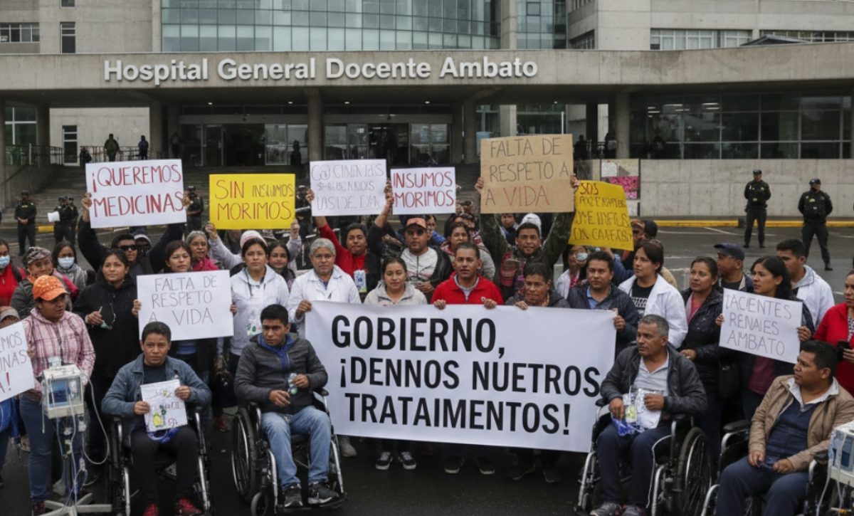 Un paciente de hemodiálisis falleció en el exterior de un hospital de Ambato cuando protestaba por la falta de insumos para enfermos renales. (Gemini)