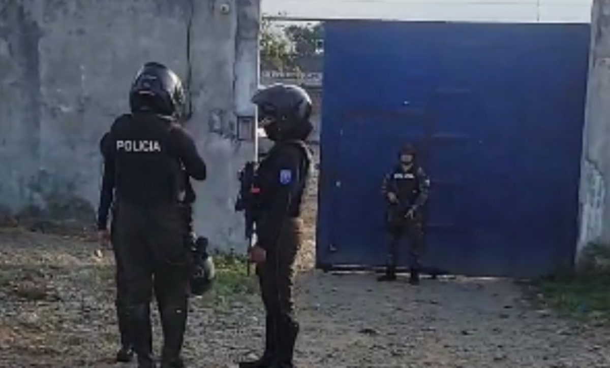 Un policía fue asesinado cuando se encontraba en el interior de un taller mecánico de Babahoyo, Los Ríos. (Captura de pantalla)