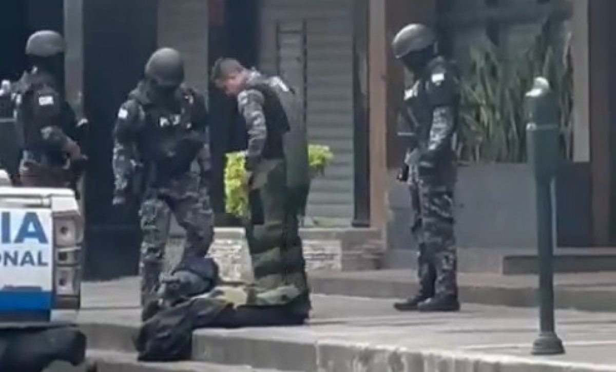 Un restaurante de la cadena Rukito, ubicado en el sector Urdesa, norte de Guayaquil, resultó evacuado tras el hallazgo de una mochila sospechosa.