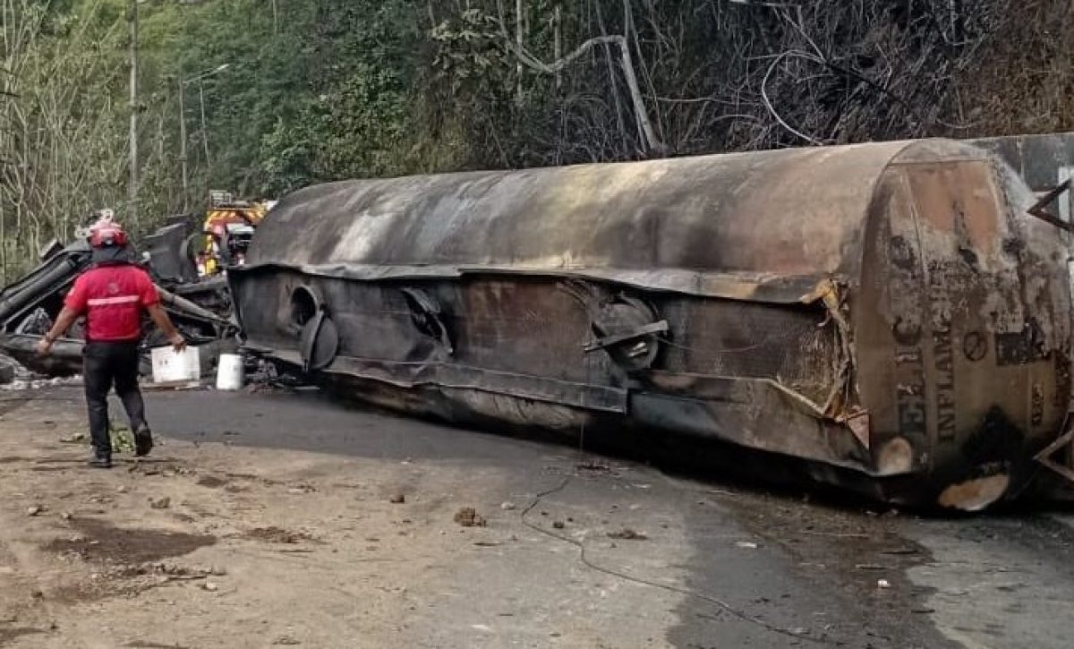 Un tanquero con combustible se volcó y explotó la mañana de este lunes 1 de diciembre de 2025