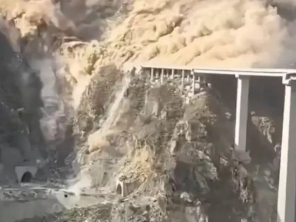 Un tramo del puente Hongqi, de 758 metros de longitud e inaugurado a principios de 2025, colapsó parcialmente este martes 11 de noviembre