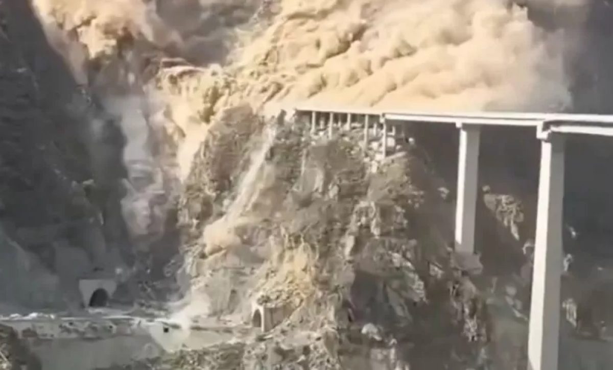 Un tramo del puente Hongqi, de 758 metros de longitud e inaugurado a principios de 2025, colapsó parcialmente este martes 11 de noviembre