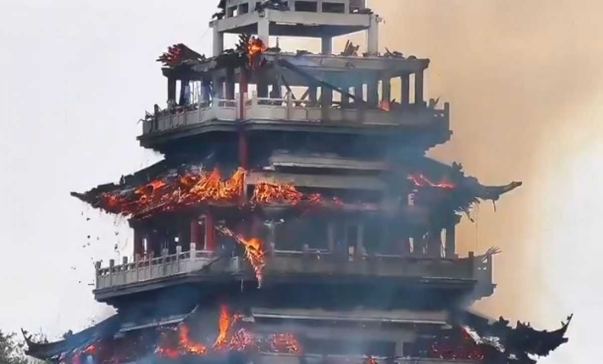 Un voraz incendio destruyó el pabellón Wenchang del templo Yongqing, una estructura ancestral de más de 1.500 años considerada