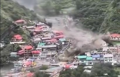 Una avalancha súbita de agua y lodo arrasó la aldea de Dharali, en el distrito de Uttarkashi, en el Himalaya indio, dejando al menos cuatro muertos