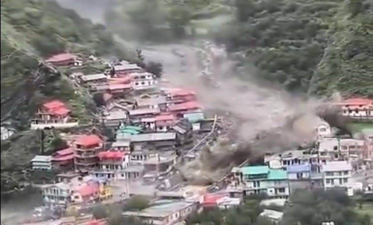 Una avalancha súbita de agua y lodo arrasó la aldea de Dharali, en el distrito de Uttarkashi, en el Himalaya indio, dejando al menos cuatro muertos