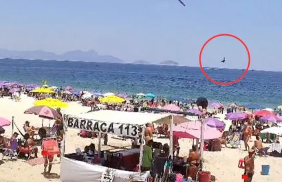 Una avioneta ultraligera dedicada a publicidad aérea se estrelló en el mar frente a la playa de Copacabana este sábado 27 de diciembre de 2025.